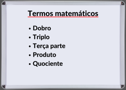 Termos matemáticos escritos em um quadro branco